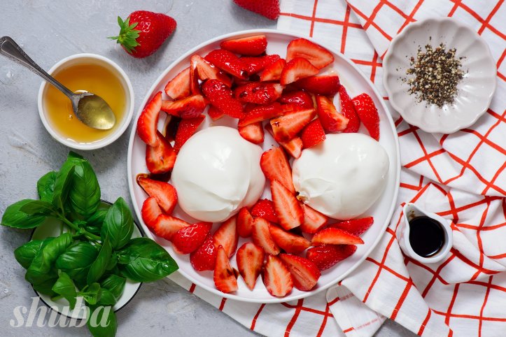 салат з полуницею