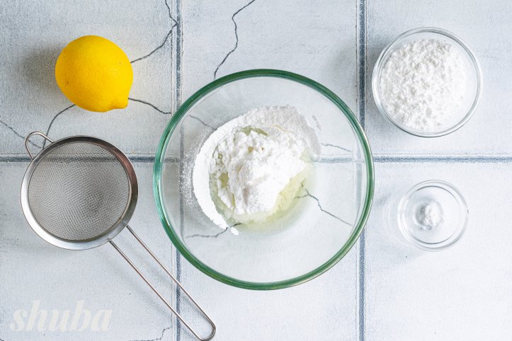 білок, цукрова пудра та ванілін