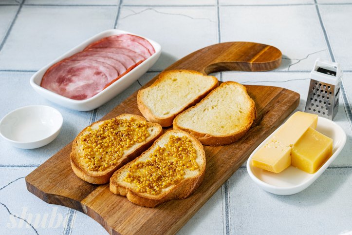 хліб і гірчиця