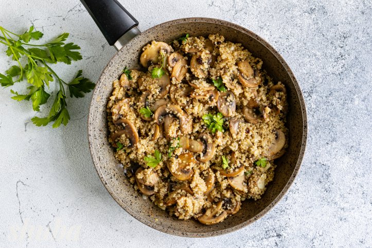 тушковані кіноа з грибами