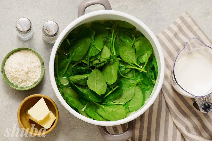 шпинат в каструлі