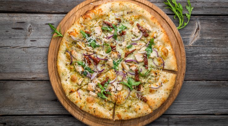 Італійська піца з вʼяленими томатами та лососем