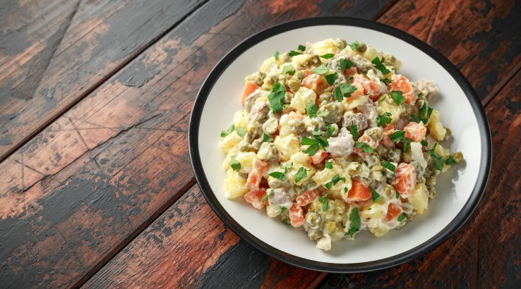 «Олів'є» з вареною ковбасою та яблуком