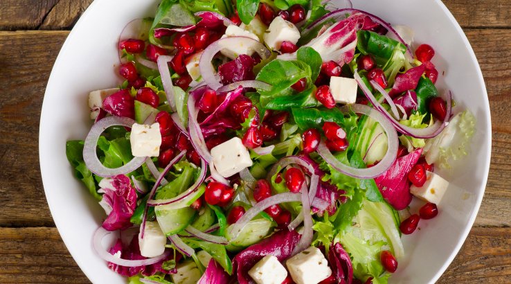 Салат з зеленню, гранатом і фетою