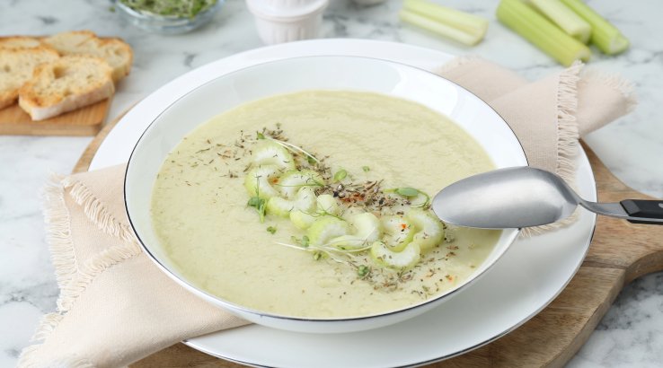 Суп-пюре з селери та фундука