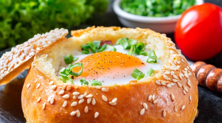 Яйця в булочці