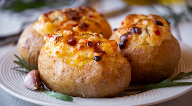 Запечена картопля під сиром