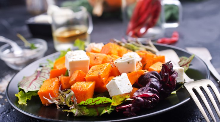 Салат з гарбузом, руколою й соусом песто