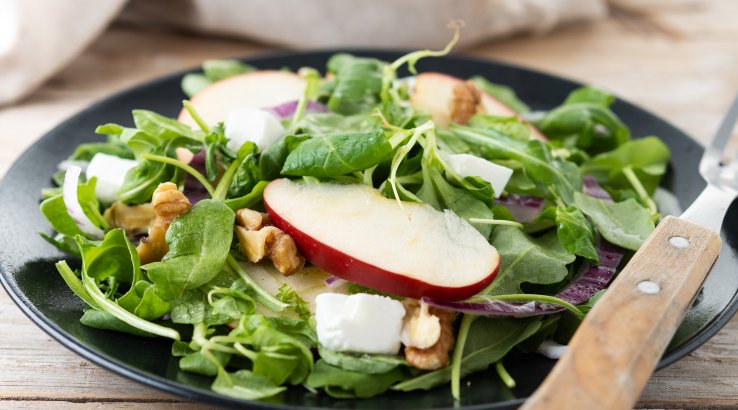 Салат з яблуками та горіхами