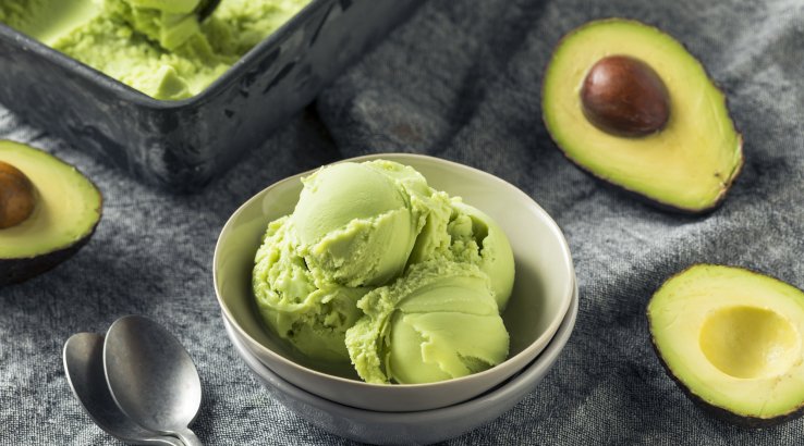 Кульки морозива з авокадо в тарілці