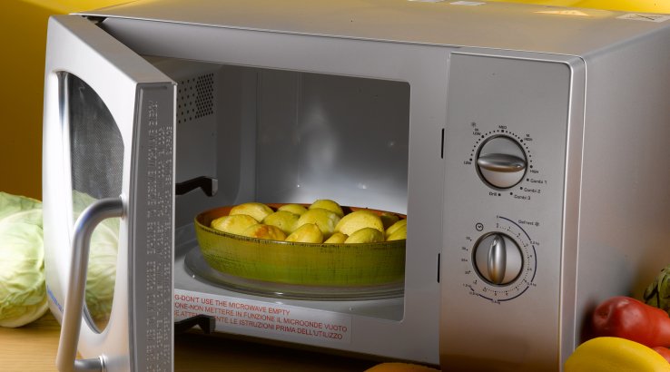 Картопля в мікрохвильовці