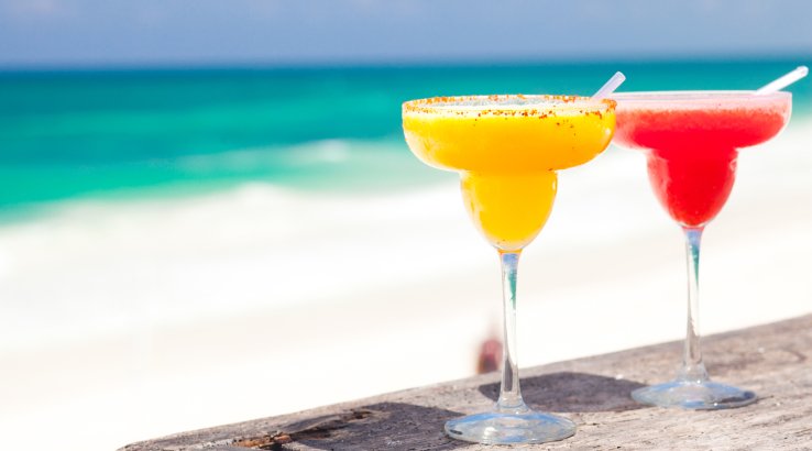 Полуничний і манговий коктейль