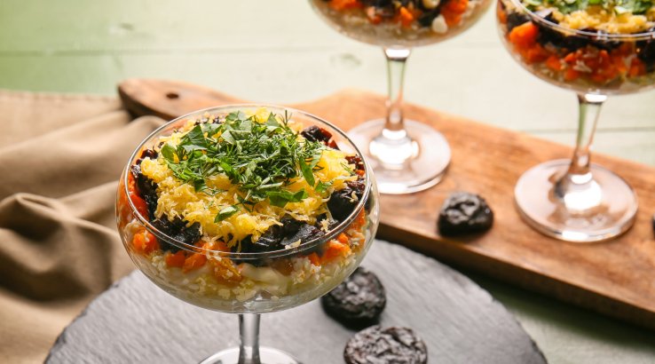 Салат з курятиною і чорносливом