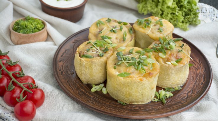 Кабачки, фаршировані яйцем і рисом