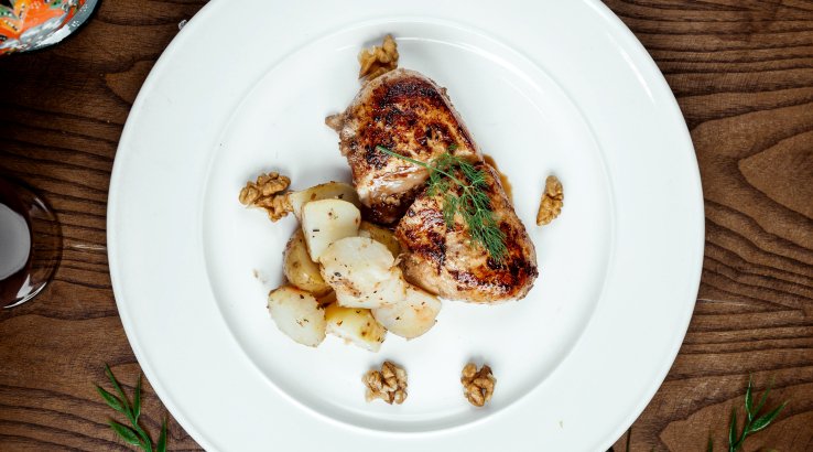 Запечені стегенця з грибами