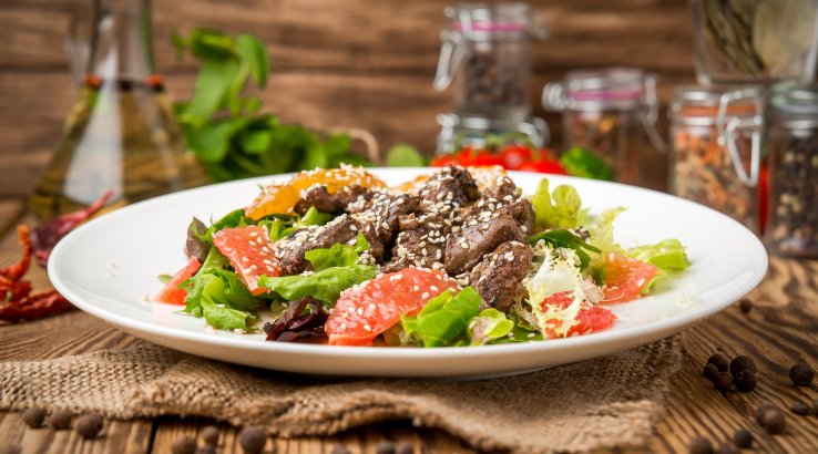 Салат з курячою печінкою й грейпфрутом