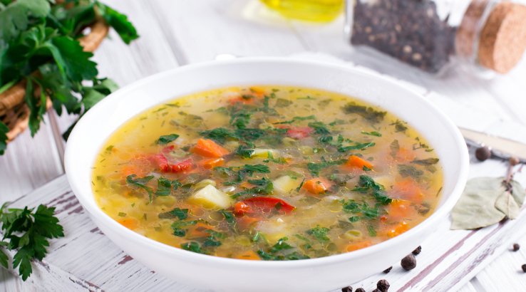 Суп з цвітною капустою, курятиною і оливками