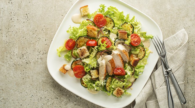 Салат з куркою, цукіні, черрі і листям салату