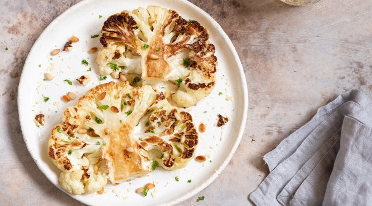 Стейки из жареной цветной капусты с приправами: рецепт