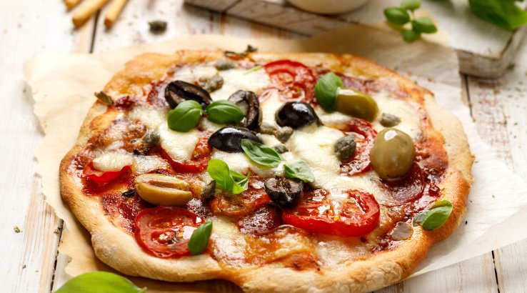 Піца з томатами, маслинами і сиром