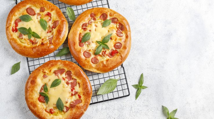 Порційна піца з лікарською ковбасою