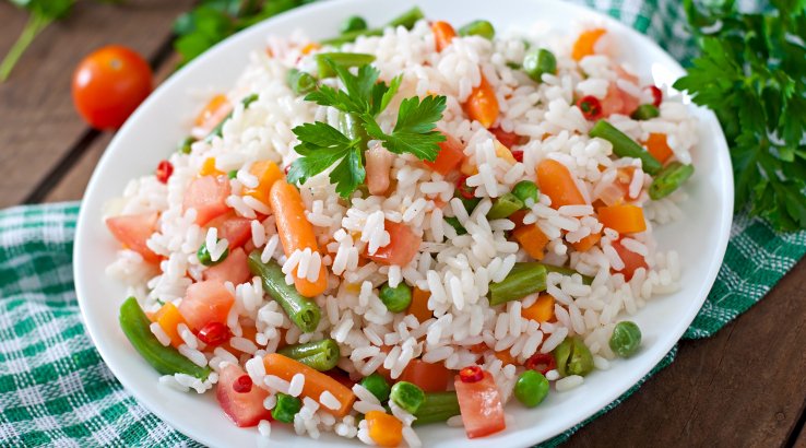 Постный салат с рисом и овощами