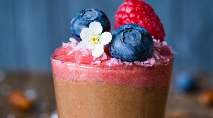 Десерт з ягодами і шоколадом