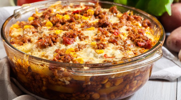 Тушкована картопля з фаршем і помідорами