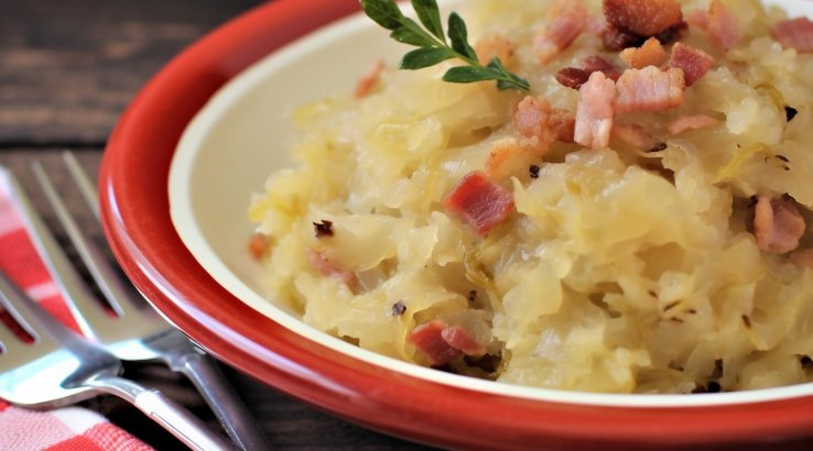 Тушкована квашена капуста з беконом