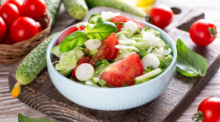 Салат з помідорами, огірками та селерою