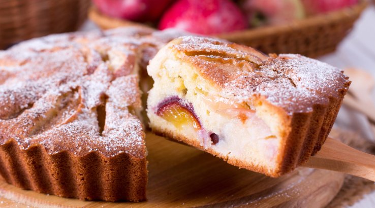 Яблучно-сливовий пиріг