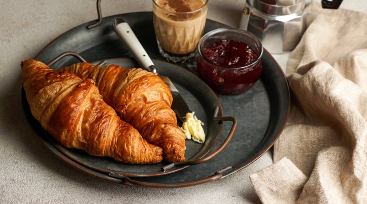 Круасан з малиновим джемом