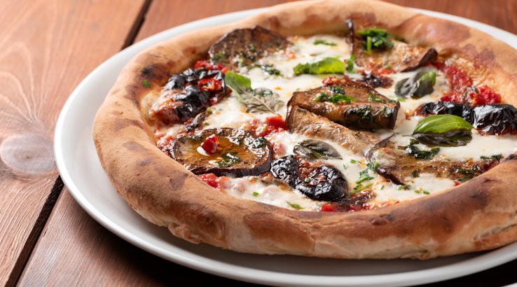 Пицца с баклажанами, сыром и пассатой