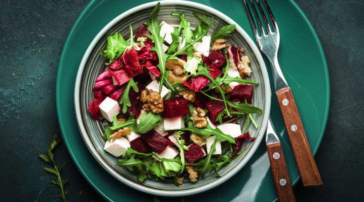 Салат з буряком, фетою, горішками і цибулею