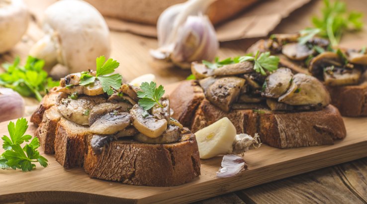 Брускети з грибами і копченим беконом