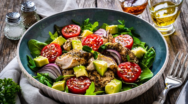 Салат з курки, авокадо та манго