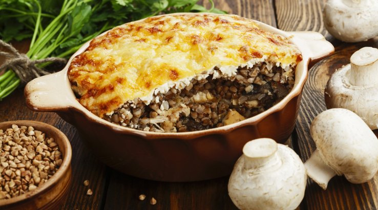 Запіканка з гречки у формі на дерев'яному столі