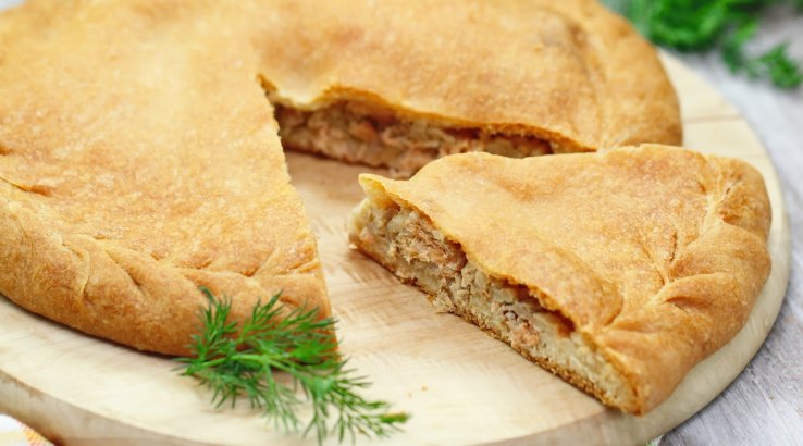 Закрита піца з консервами і овочами