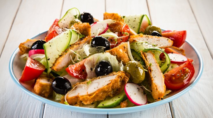 Теплий салат з куркою та овочами