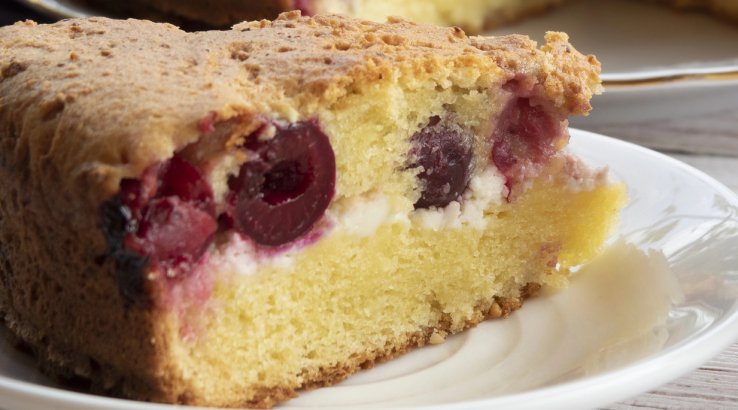 Шарлотка з черешнею