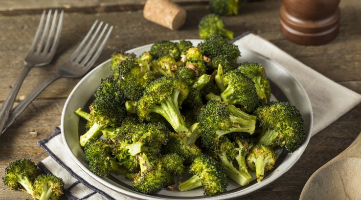Броколі з карамелізованою цибулею