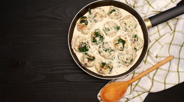 Куриные тефтели, запеченные в соусе бешамель