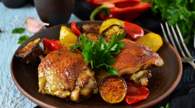Курячі стегна з овочами
