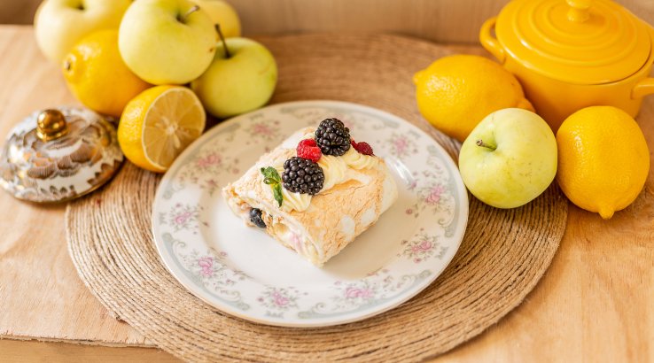 Меренговий рулет з лимонним курдом - рецепт