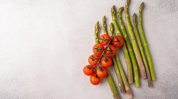 Спаржа з томатами чері
