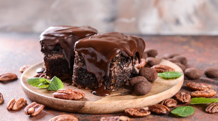 Пляцок з горіхами і глазур'ю