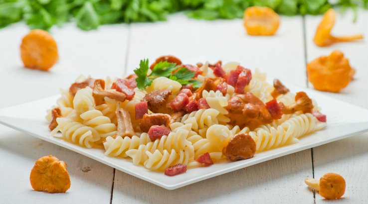 Салат з пастою-спіралями, салямі та беконом