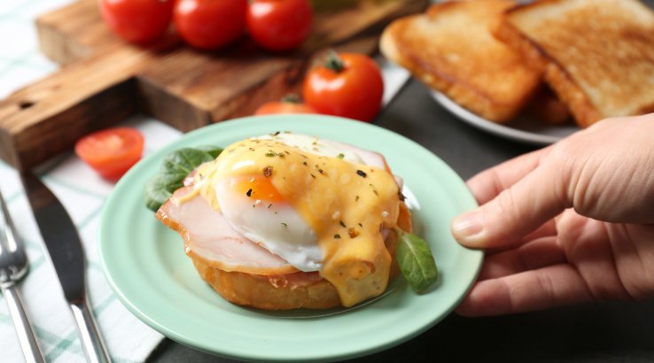 Яйця бенедикт з томатами