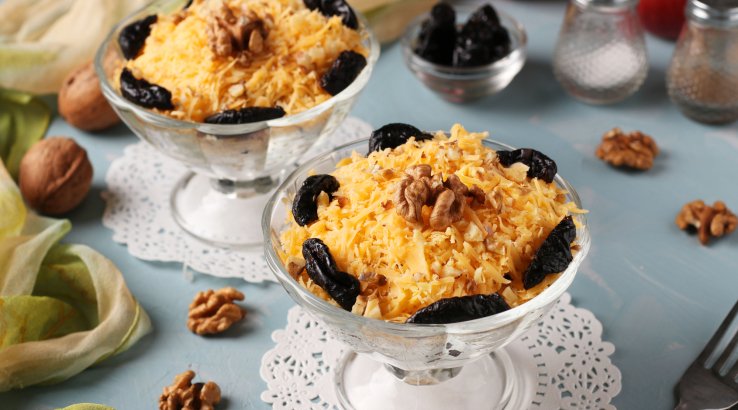 Салат із чорносливом, сирком і горіхами