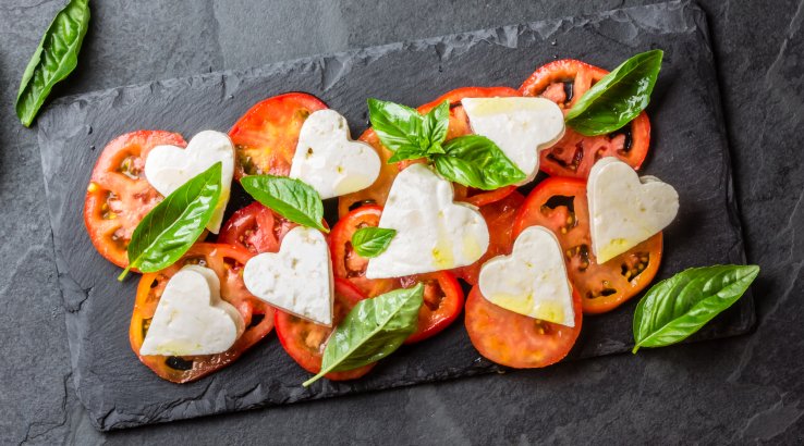 Салат капрезе з сердечками моцарели